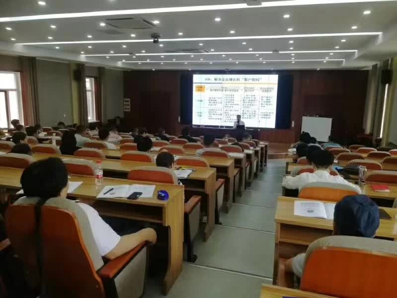 李成林为山大学企业领袖班提供《营销增长》课