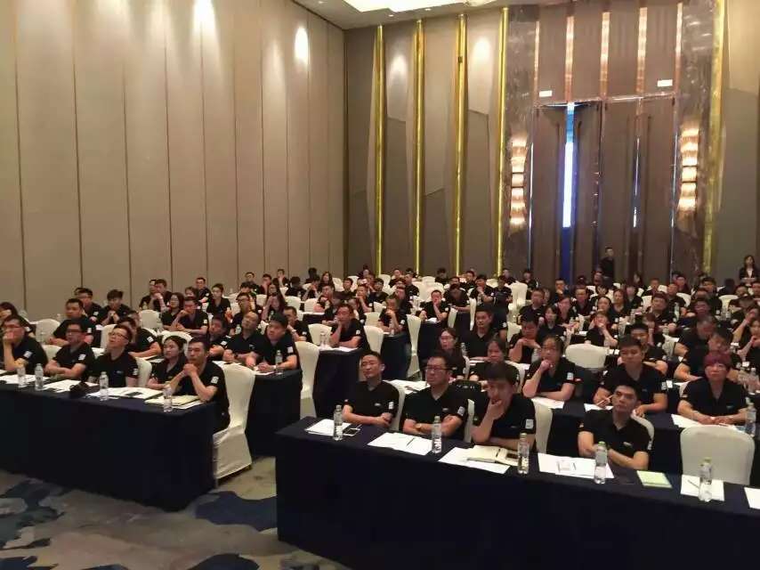 李成林给德国特里陶窗纱讲《经销商加油站》课