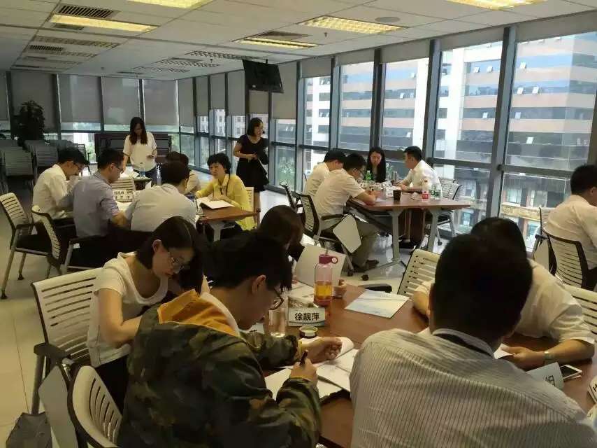 李成林给中债资信评估公司讲授《新产品上市》