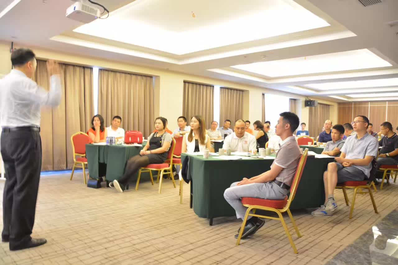 李成林给东莞总裁班讲《市场开发与创新》课程