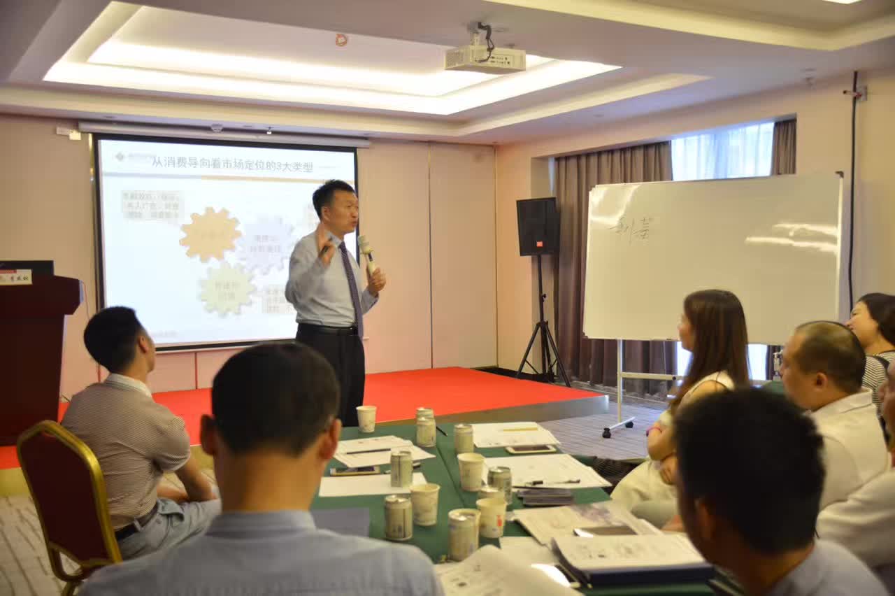 李成林给东莞总裁班讲《市场开发与创新》课程