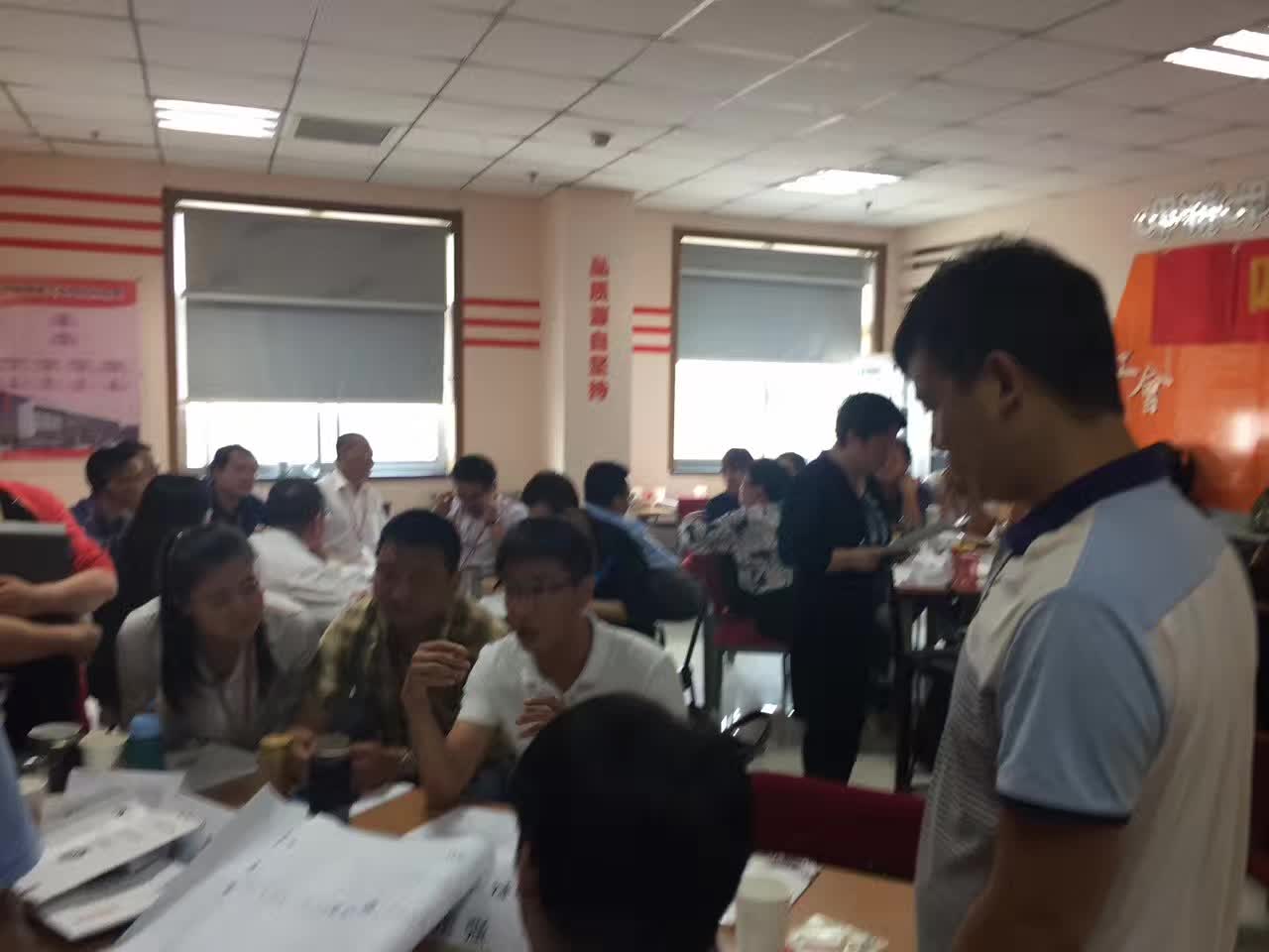 李成林给呷哺呷哺讲《商务谈判》课程