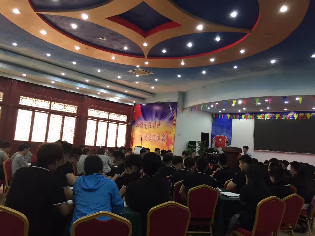 李成林给万欣晟讲《用脑销售》课程