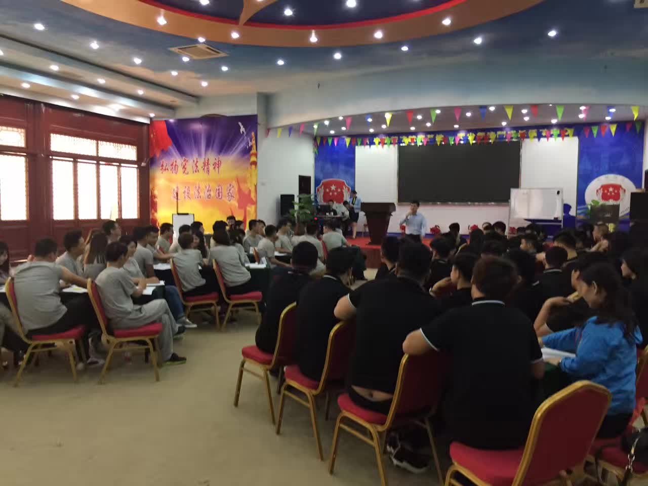 李成林给万欣晟讲《用脑销售》课程