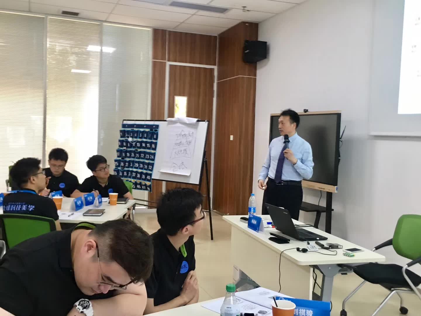 李成林给美的商学院讲《新零售》课程