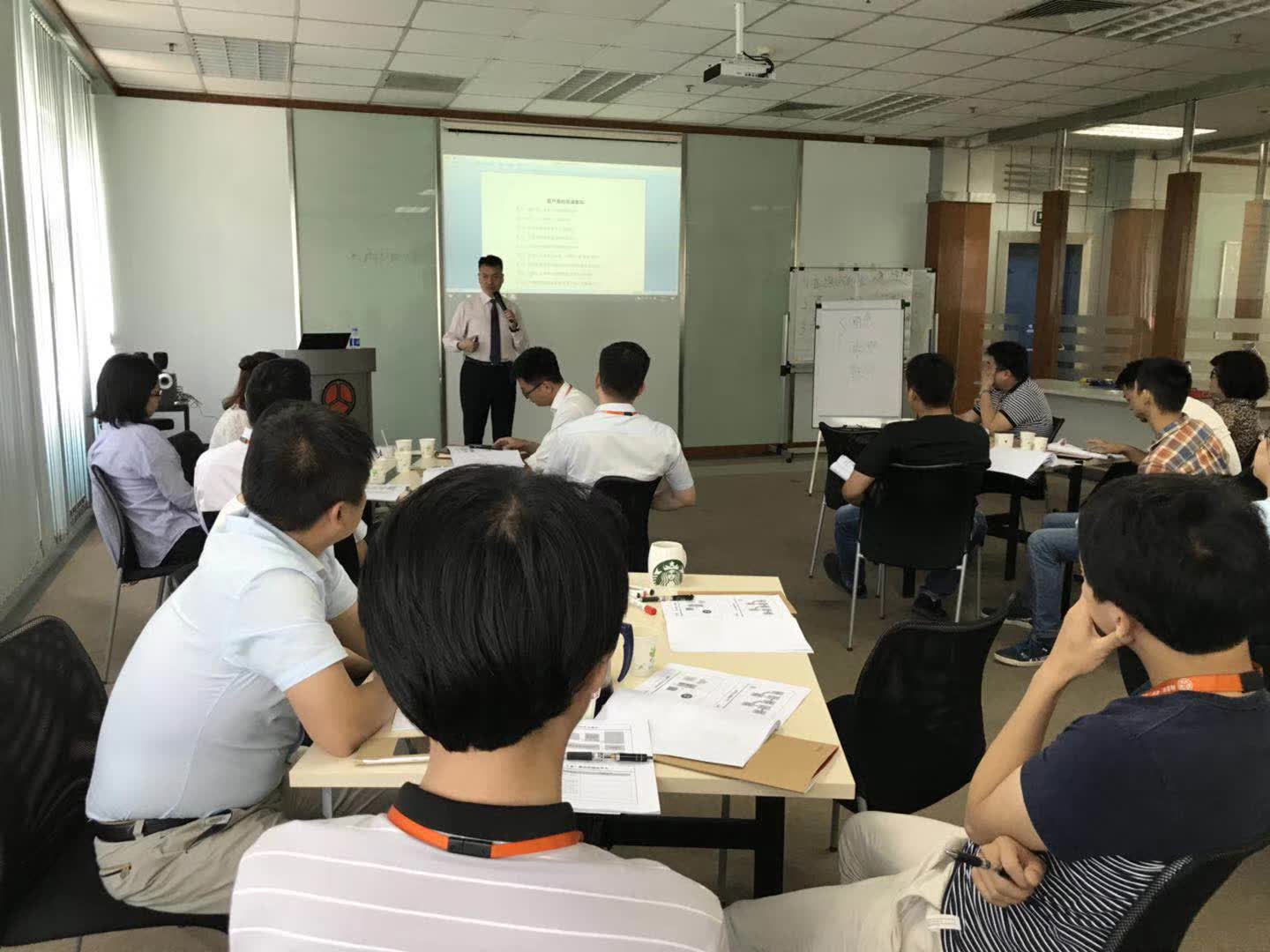 李成林给荷兰特恩驰讲《用脑销售》课程