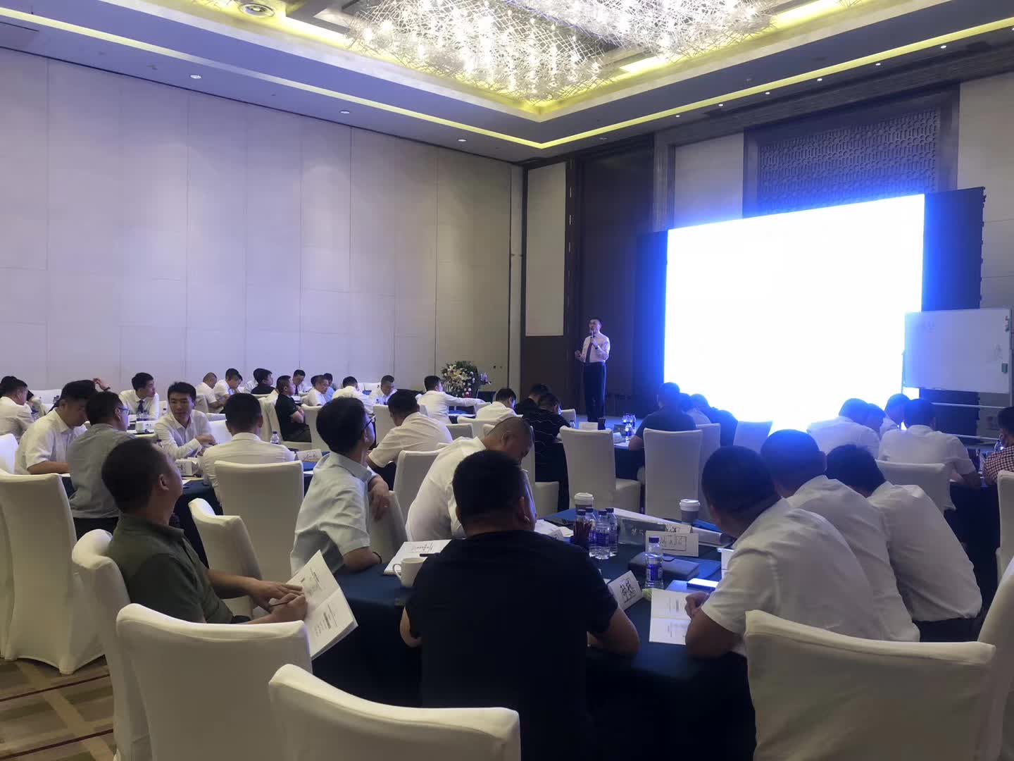  李成林给飞鹤乳业讲《营销创新》课程