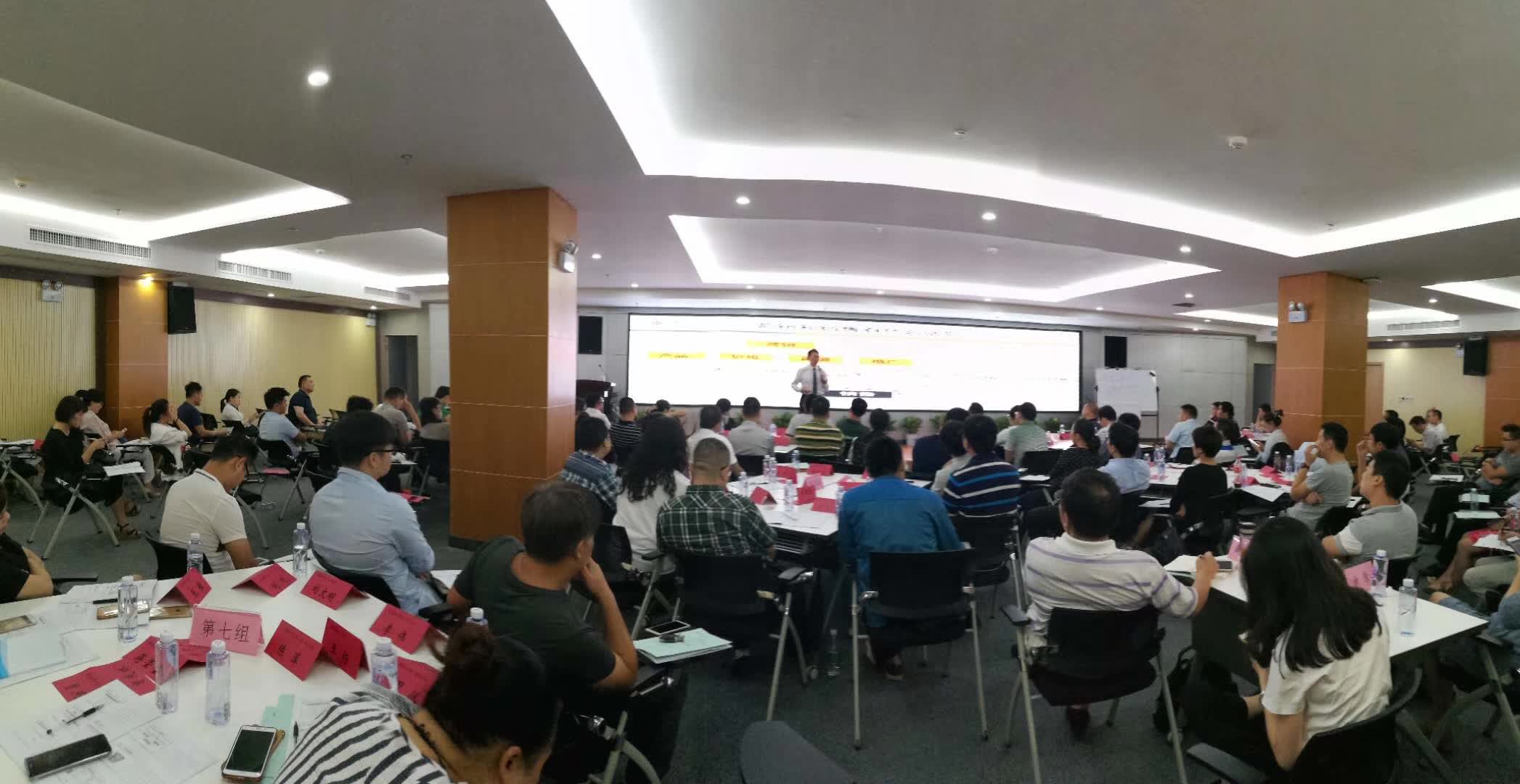 李成林给长沙高新区企业家讲《创新营销》的课