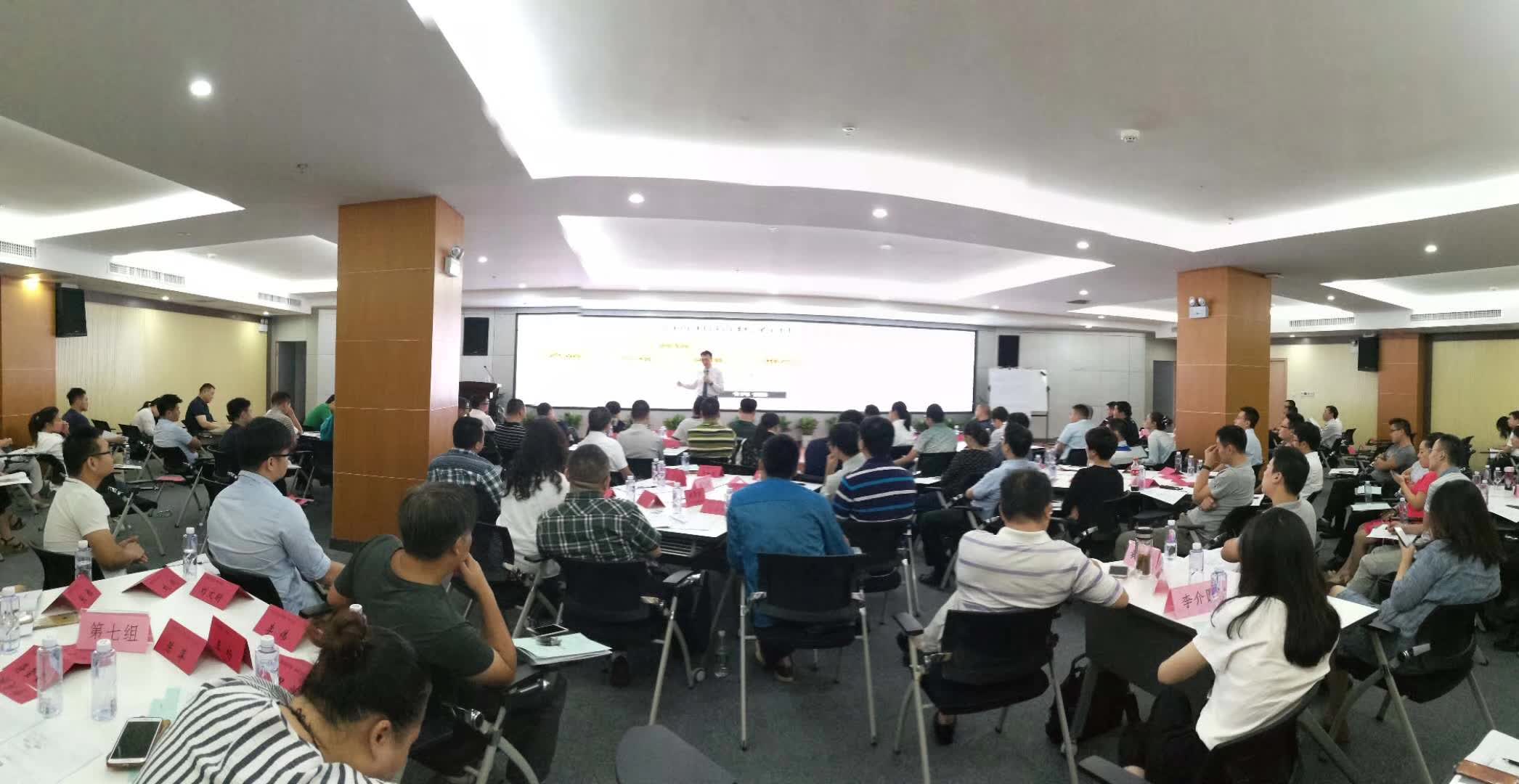 李成林给长沙高新区企业家讲《创新营销》的课