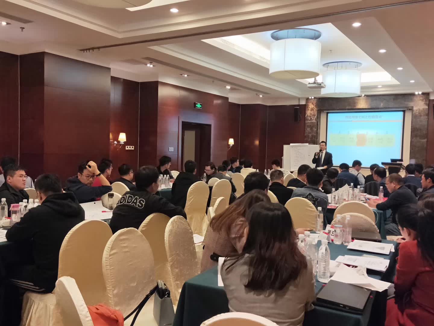 李成林给中科曙光讲《用脑销售》课程