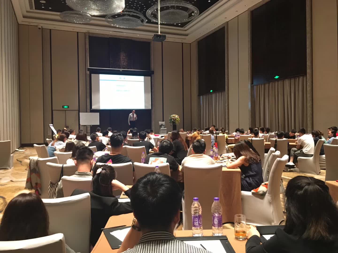 李成林给环球互易公司讲《品牌营销》课程