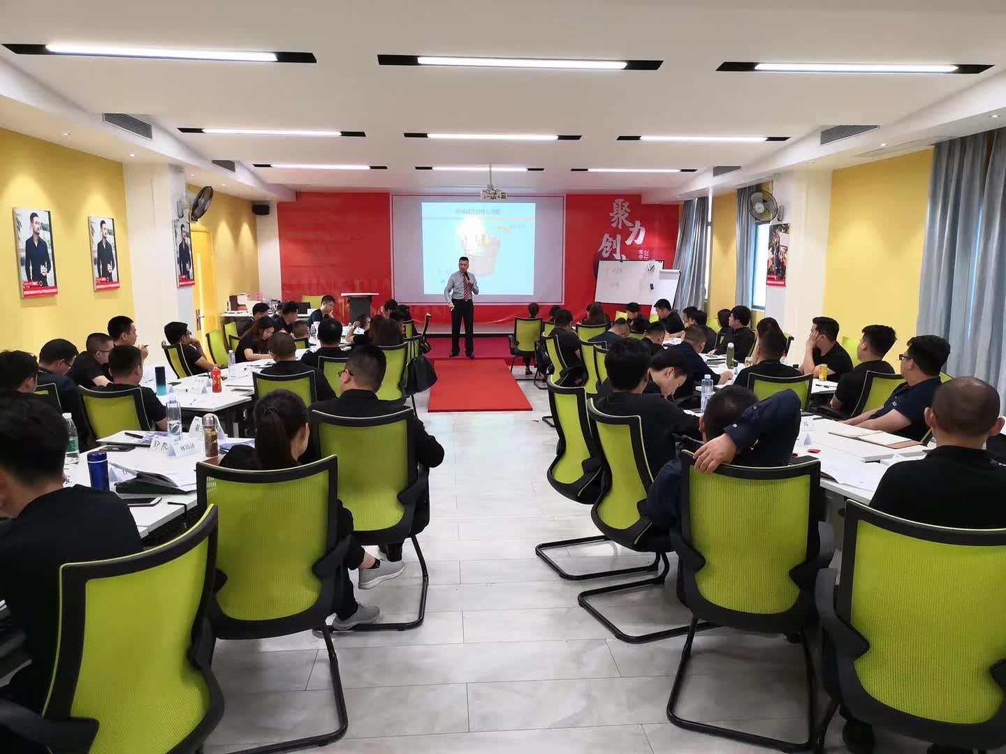 李成林给名雕装饰讲《营销策略提升》课程