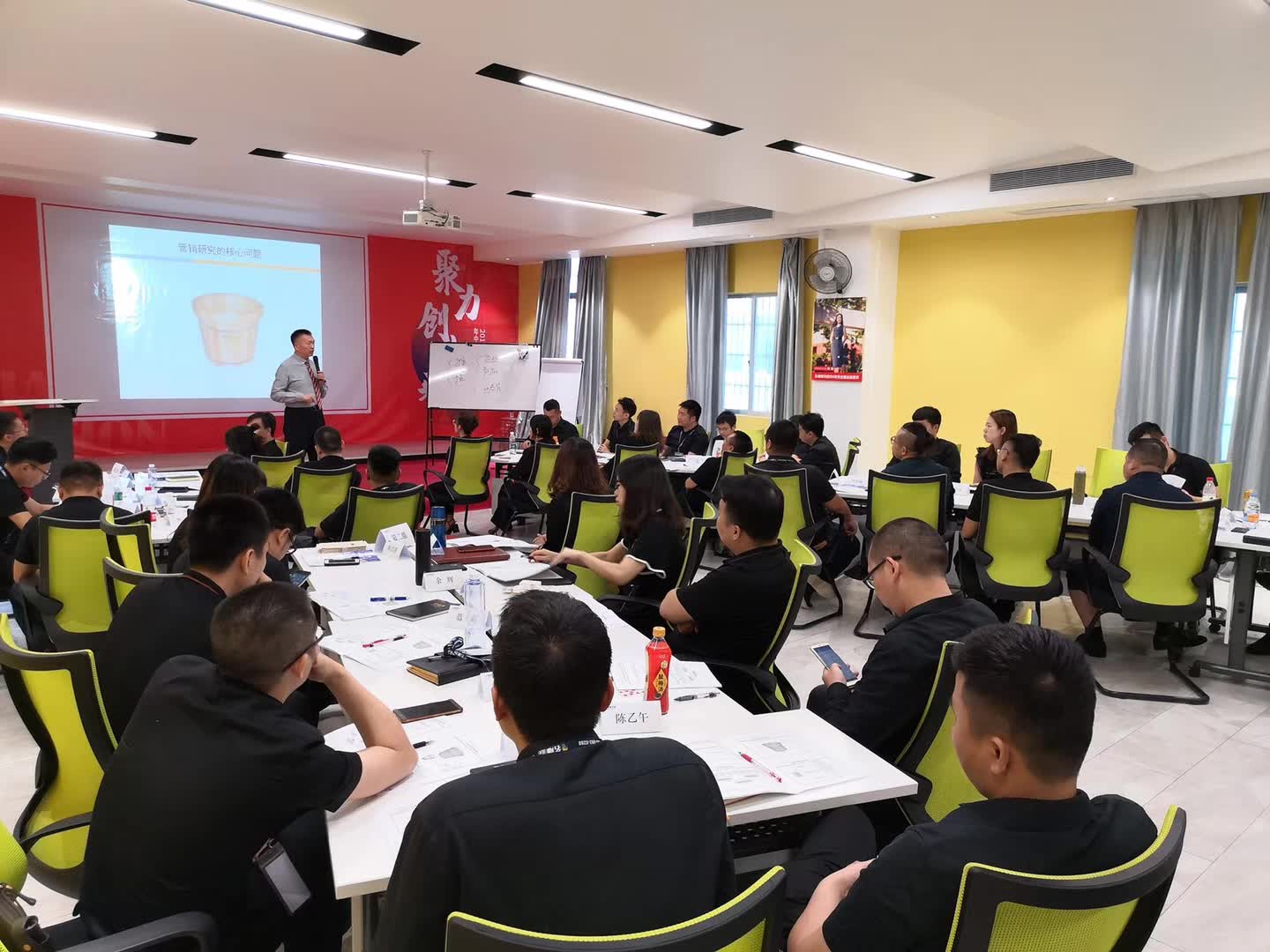 李成林给名雕装饰讲《营销策略提升》课程