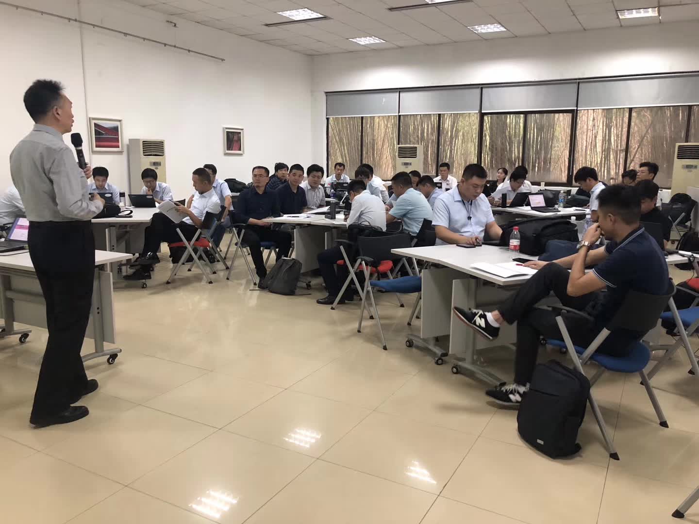 李成林给东风汽车集团讲创新营销与生意规划