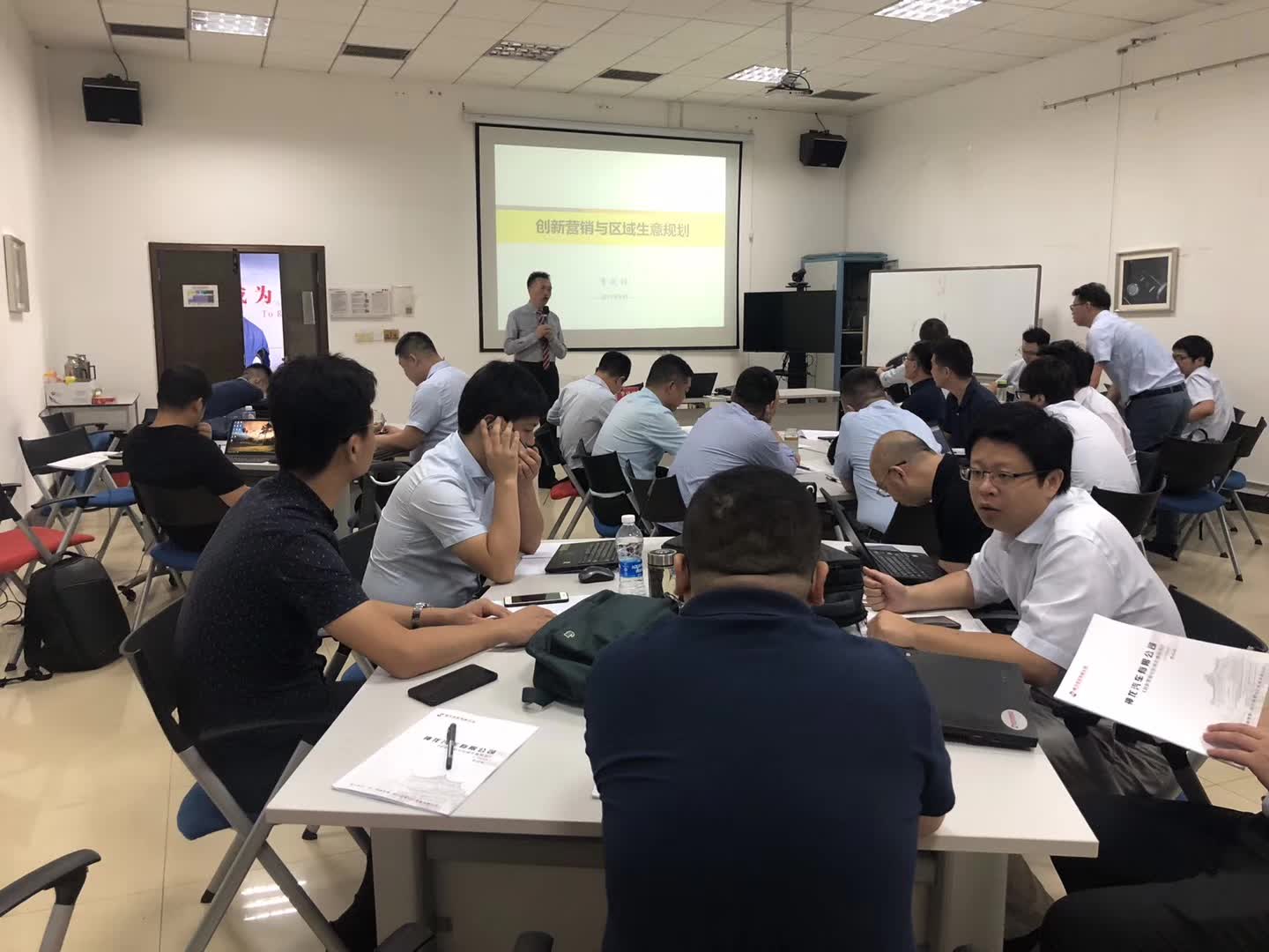 李成林给东风汽车集团讲创新营销与生意规划