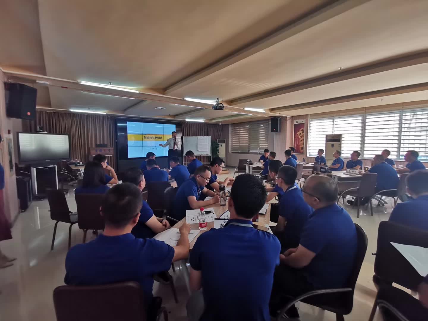 李成林给鹰牌陶瓷讲《新趋势新营销》课程