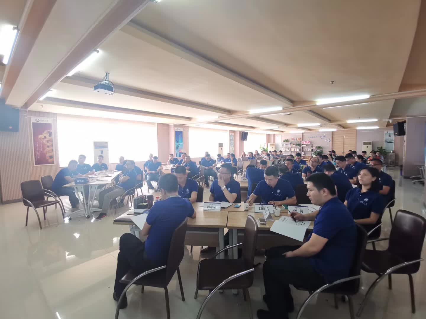 李成林给鹰牌陶瓷讲《新趋势新营销》课程