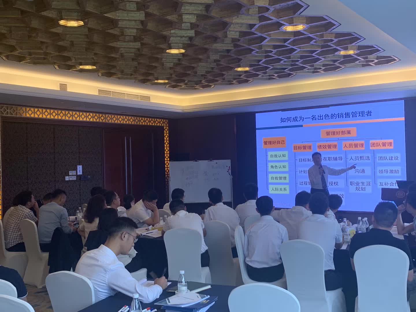 李成林给飞鹤乳业讲《新趋势与新营销》课程