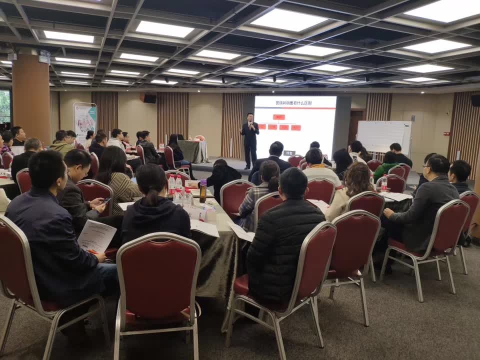 李成林为广州总裁班讲《创新营销》课程