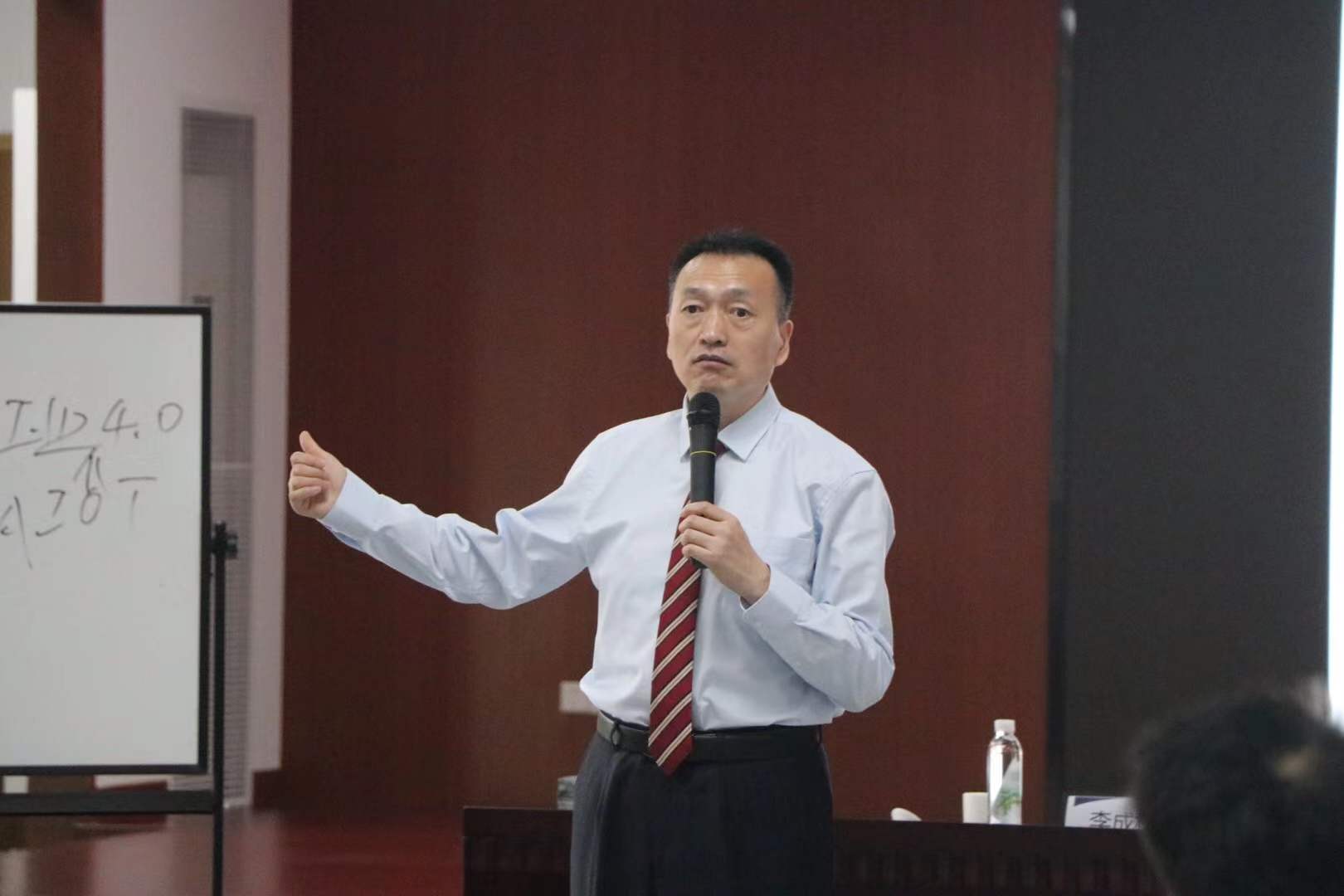 李成林给广东石油讲《新零售》课程