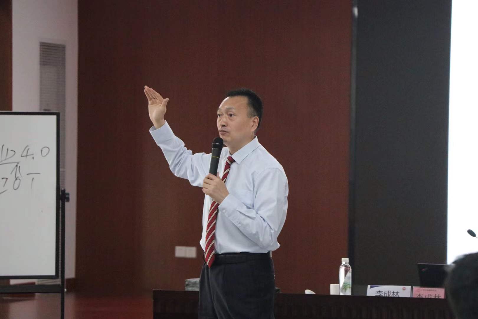 李成林给广东石油讲《新零售》课程