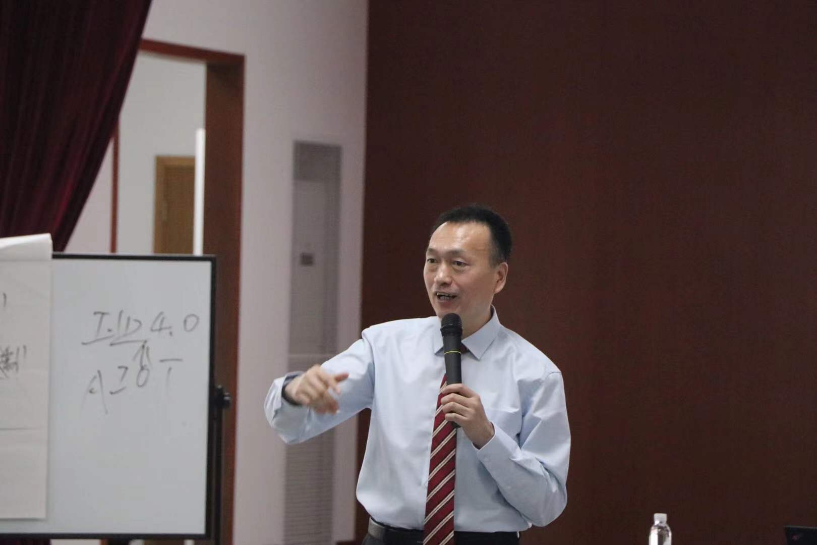 李成林给广东石油讲《新零售》课程