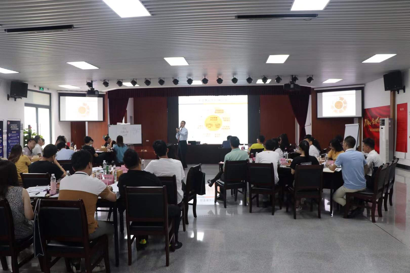 李成林给广东石油讲《新零售》课程