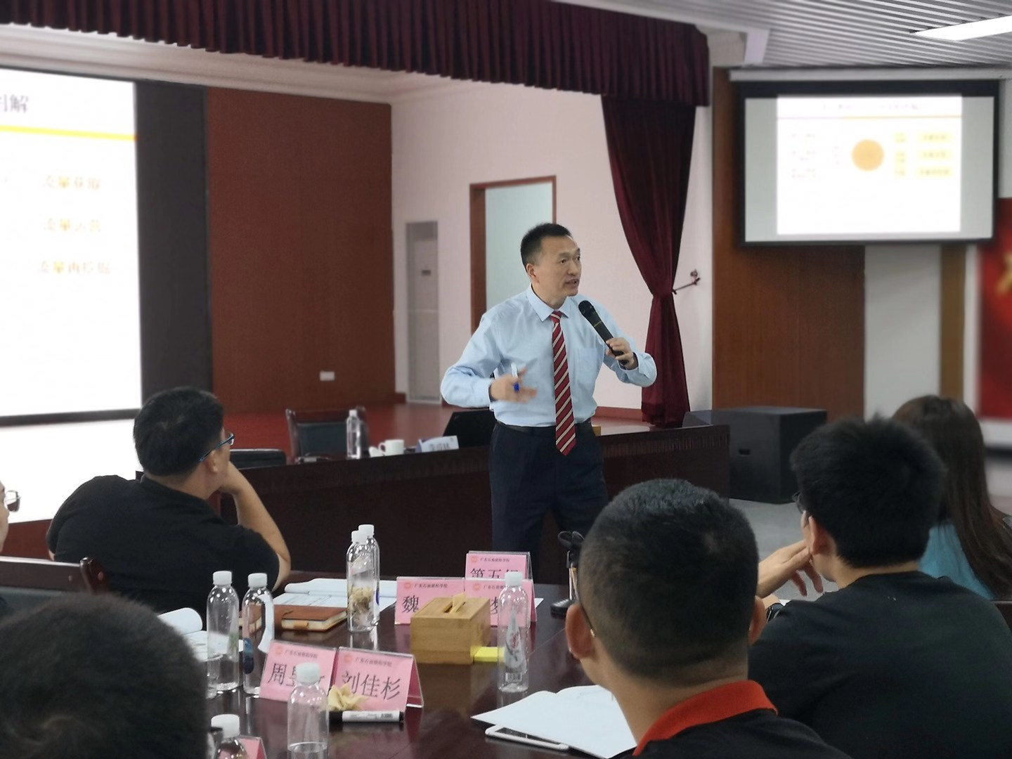 李成林给广东石油讲《新零售》课程