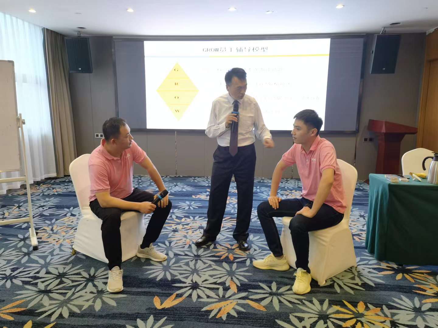 李成林给雅士利奶粉讲《营销钢铁团队》课程