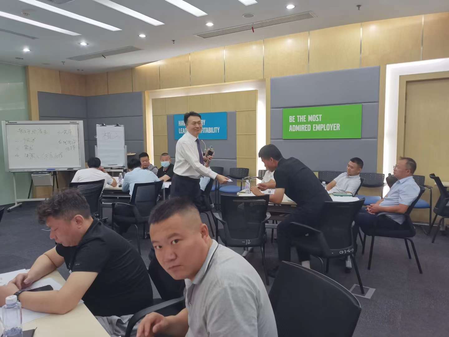 李成林给上海沃尔沃工程机械讲销售技巧的课程