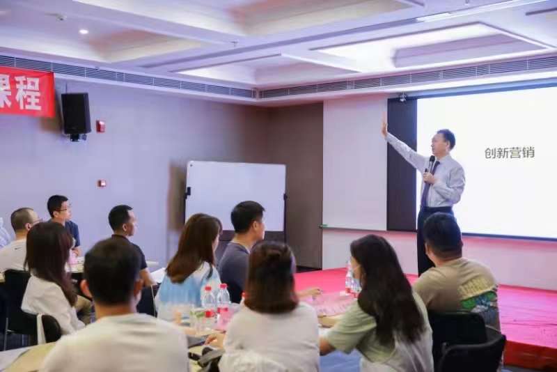 李成林给闪魔数码讲《创新营销》课程