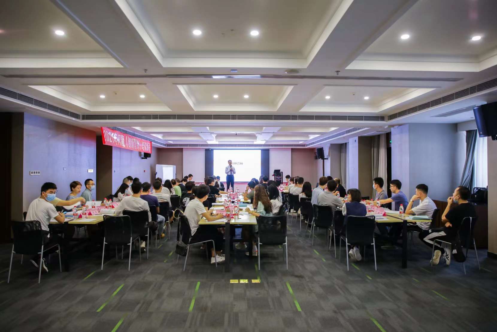 李成林给闪魔数码讲《创新营销》课程