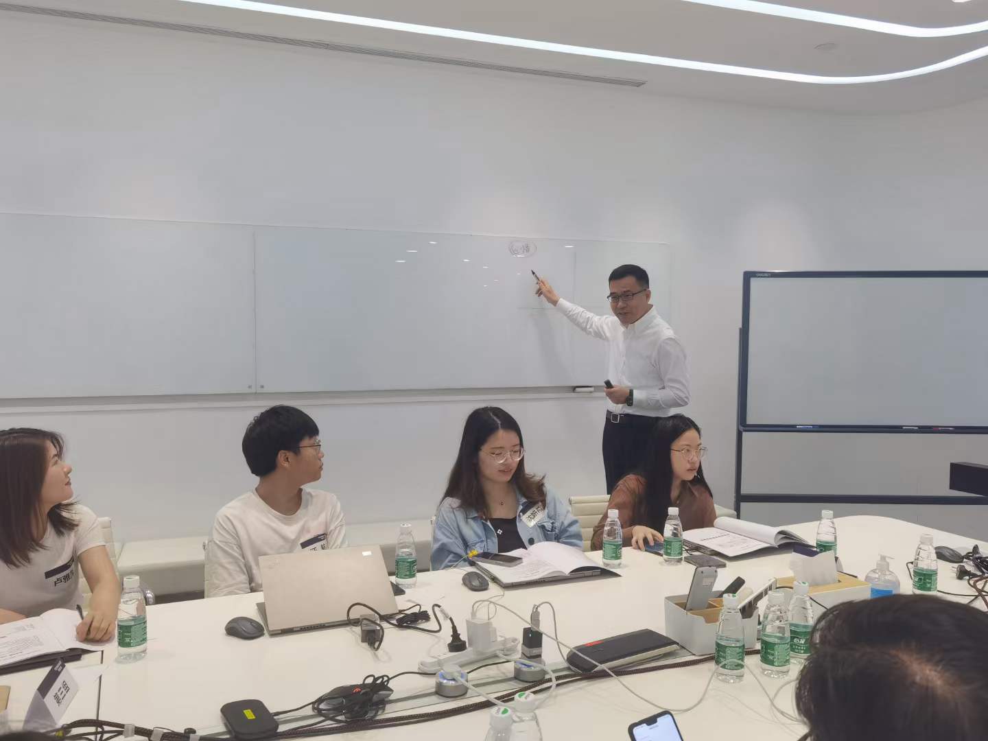 苏进为特斯联科技集团开展团队协作工作坊