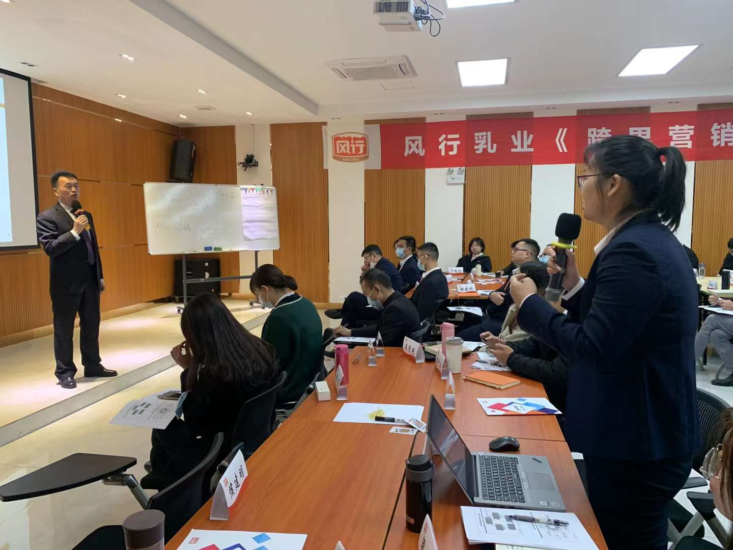 李成林应邀给风行乳业的朋友讲《跨界营销》