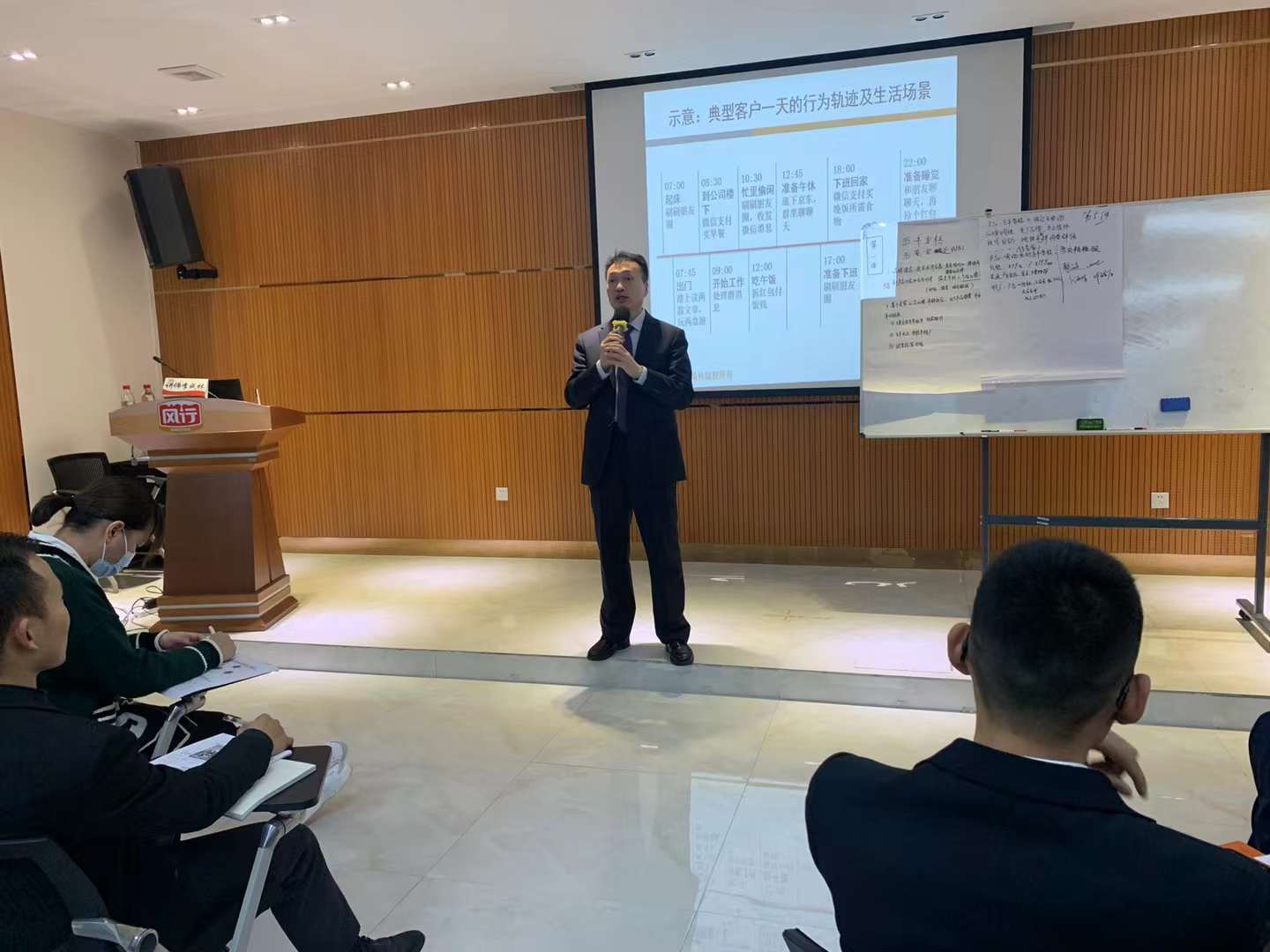 李成林应邀给风行乳业的朋友讲《跨界营销》