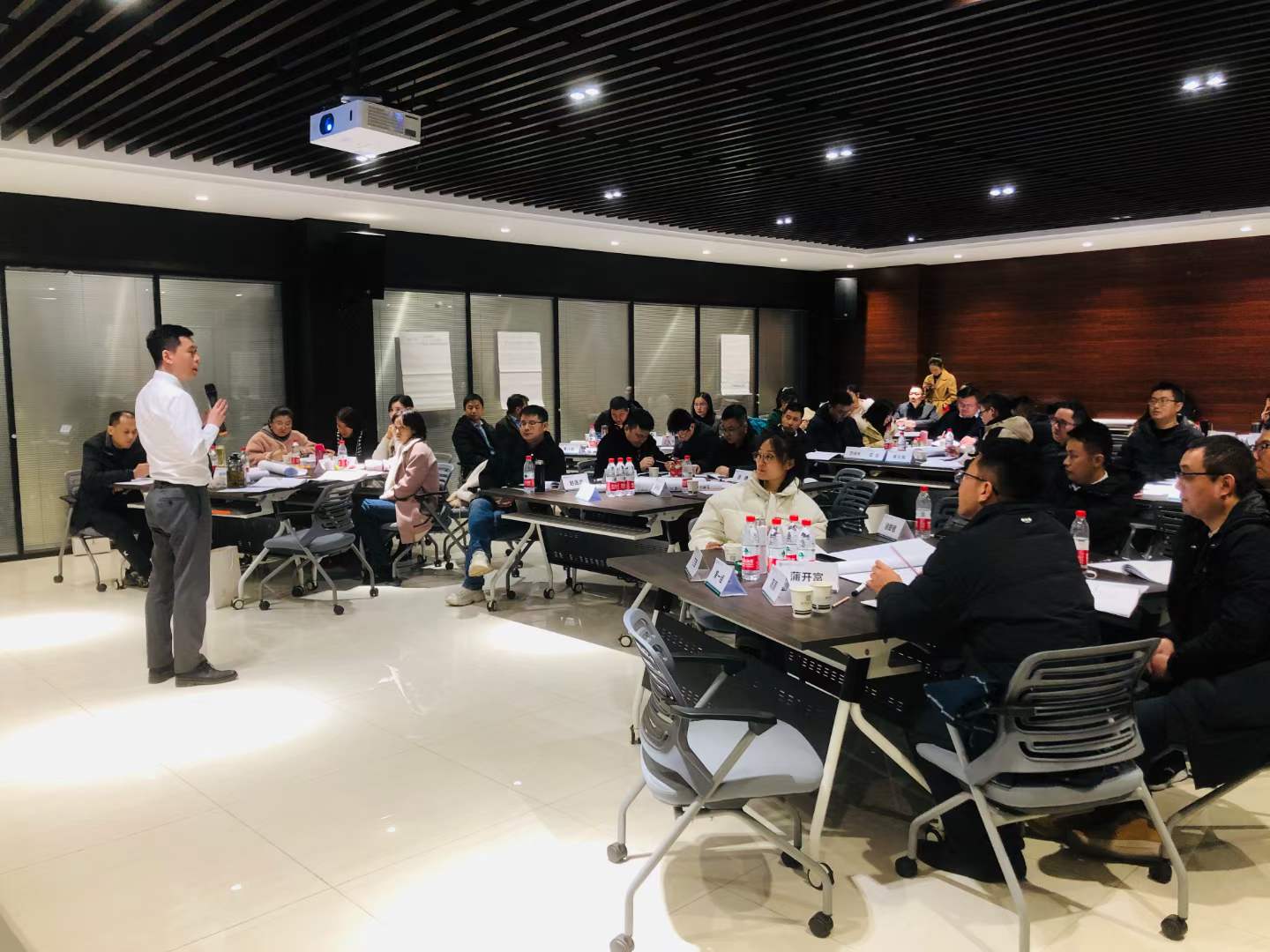 周刚在新华商学举办PMBA课程汇报逻辑思维与呈现