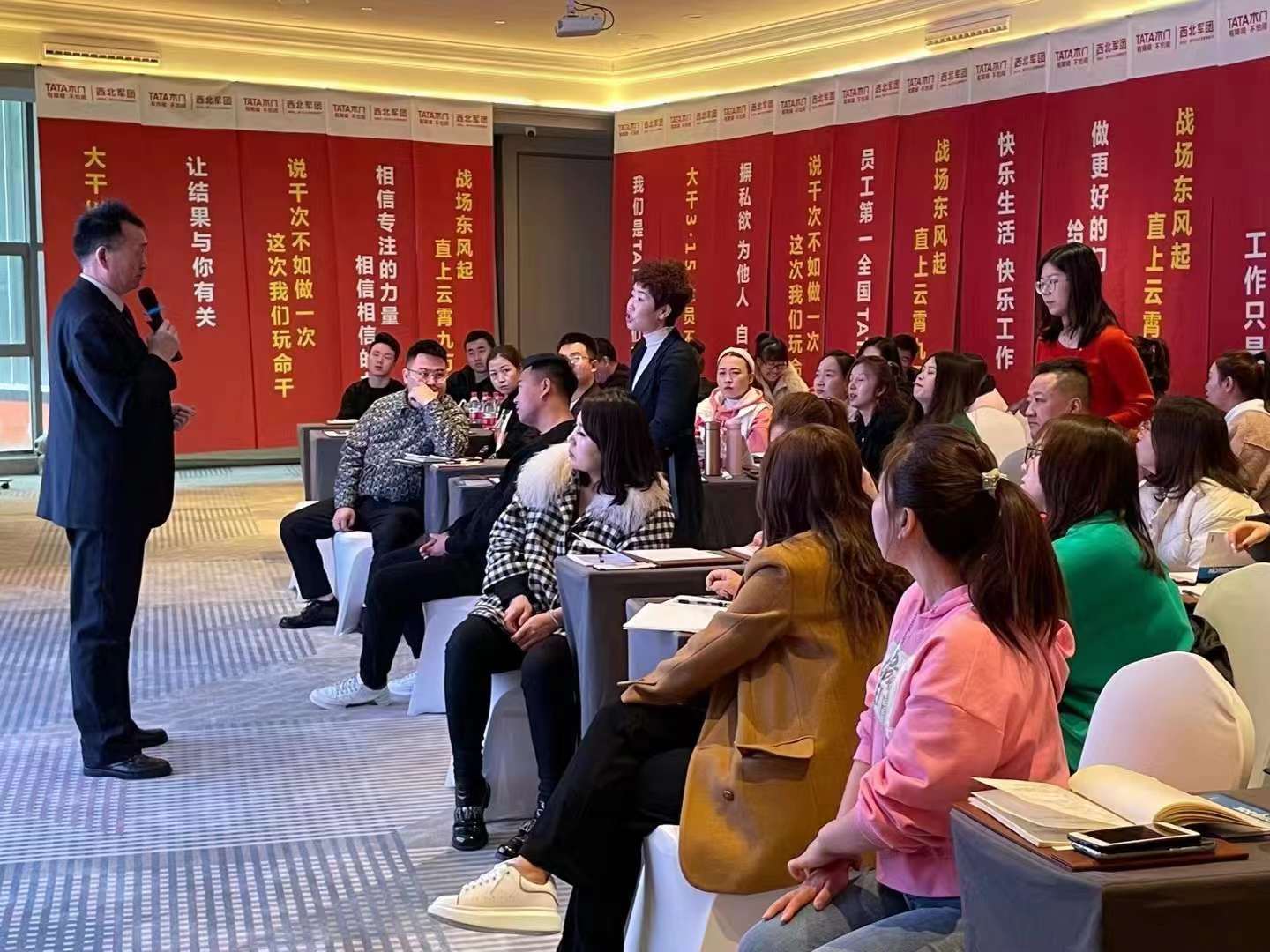 李成林给TATA木门讲《门店体验式销售》课程