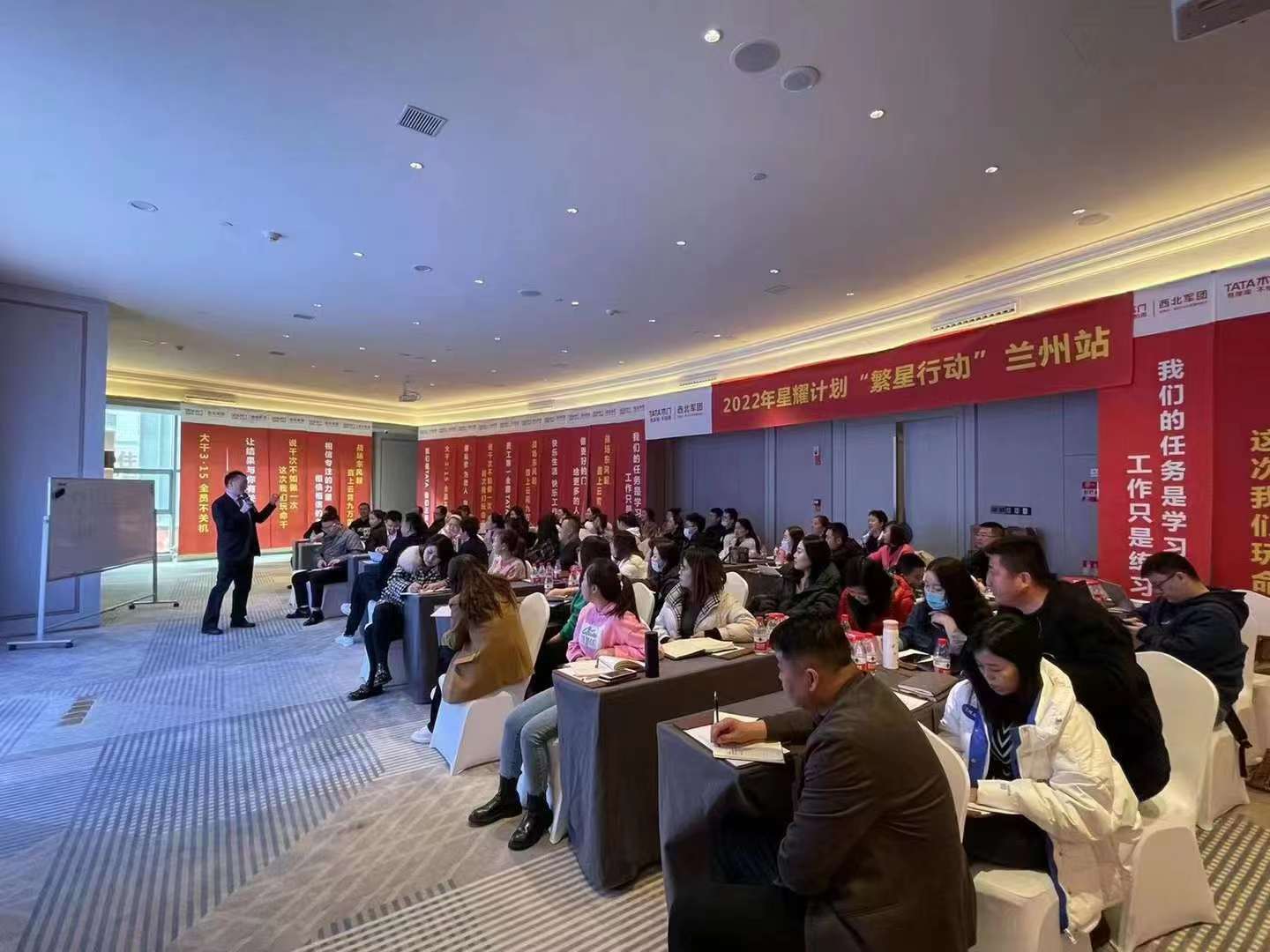 李成林给TATA木门讲《门店体验式销售》课程