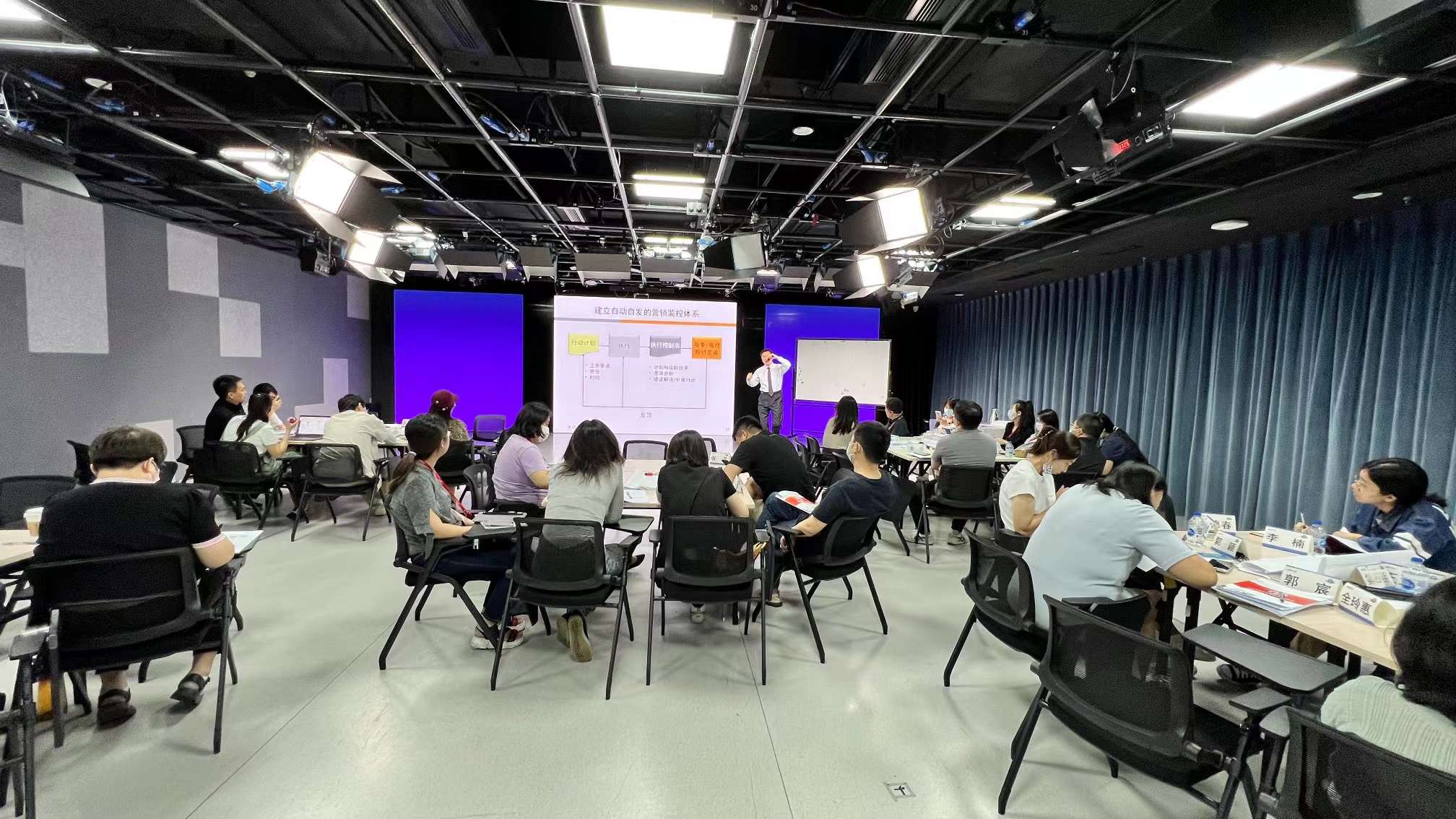 李成林给央视讲《销售管理者的降龙十八掌》