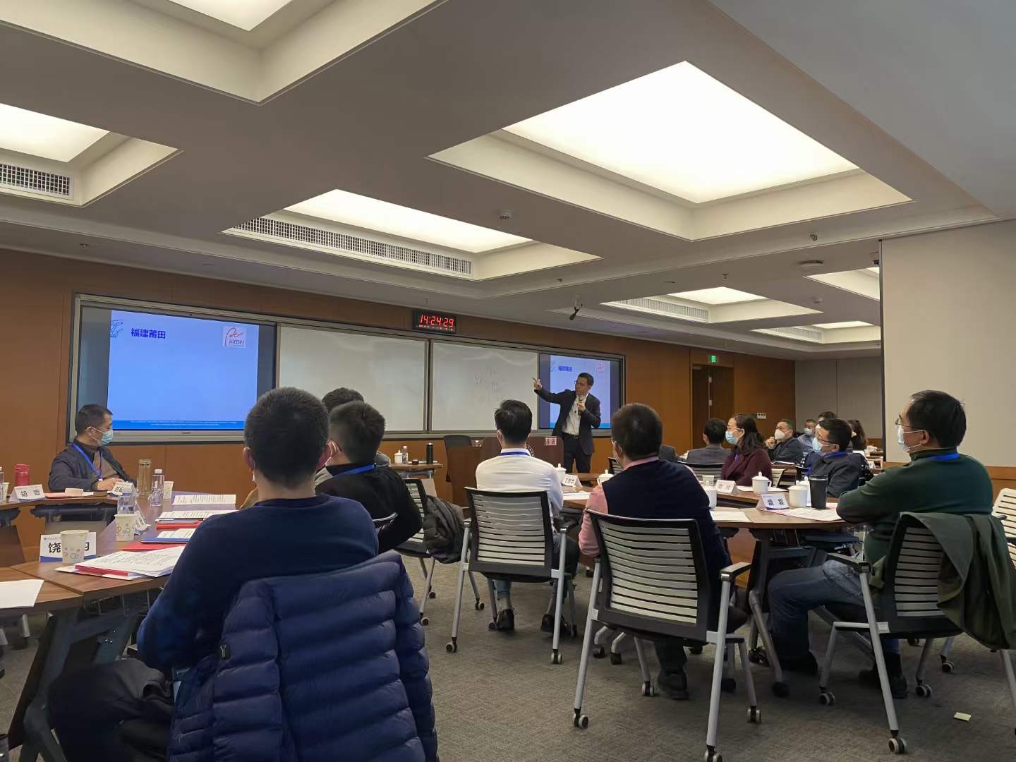 苏进在深圳改革开放干部学院开展领导力研修学