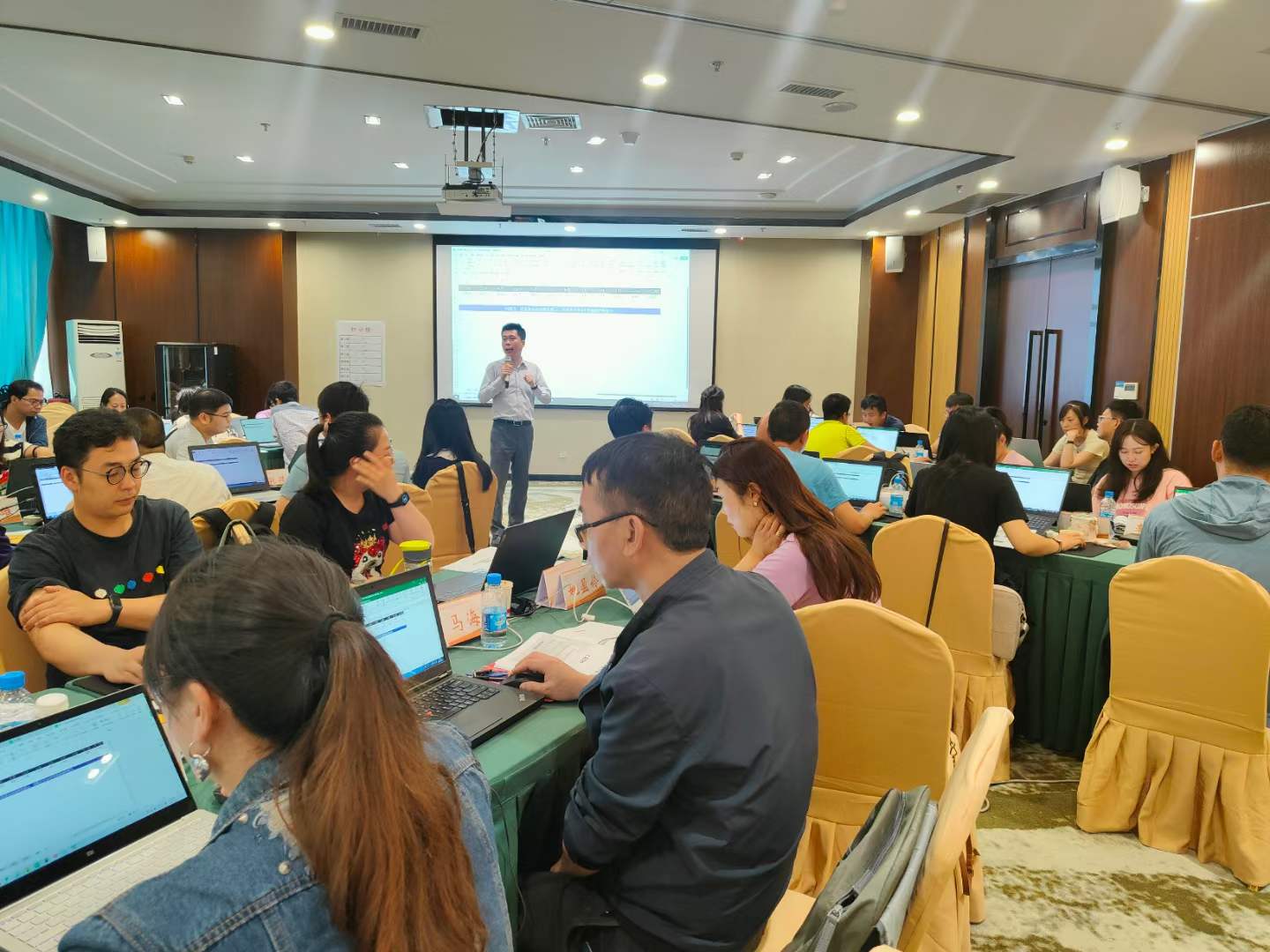 周刚为锡业集团讲授《高品质PPT汇报四把秘钥》