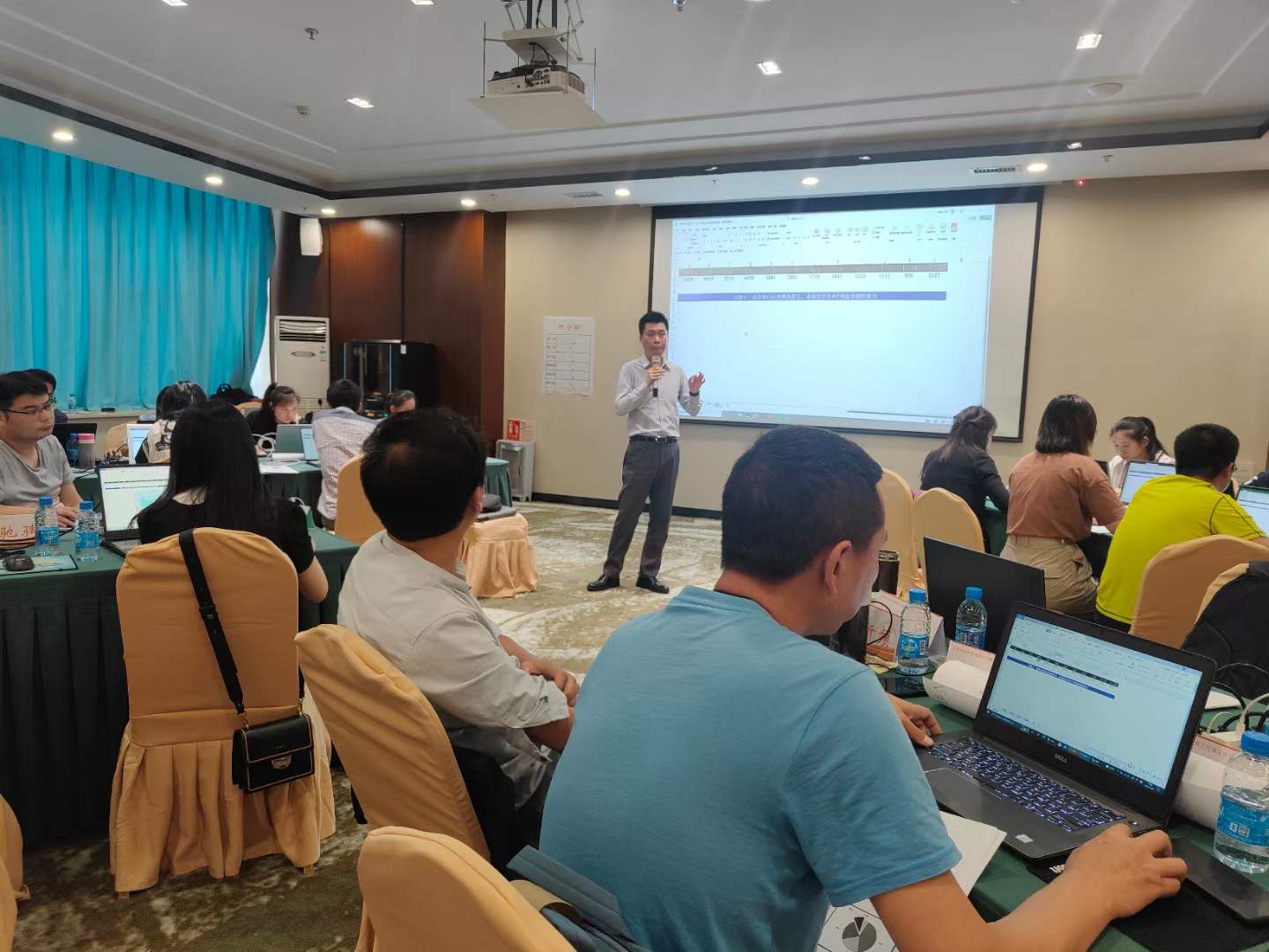 周刚为锡业集团讲授《高品质PPT汇报四把秘钥》