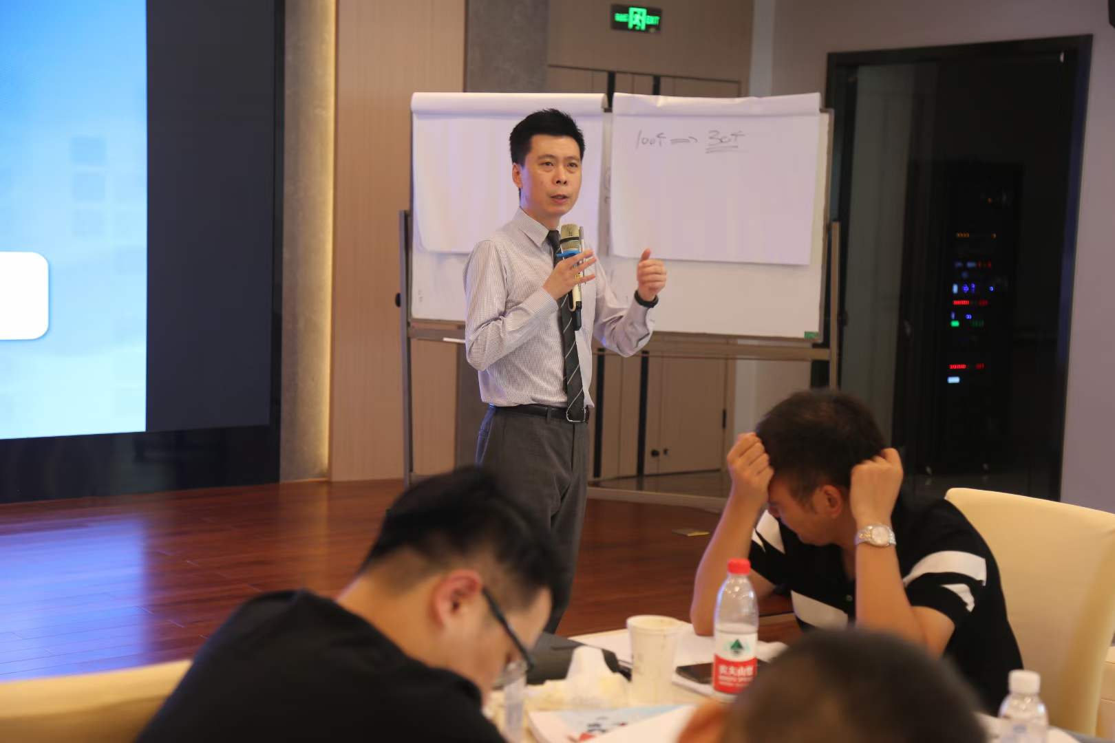 周刚为江南实业集团讲授《高品质工作汇报》