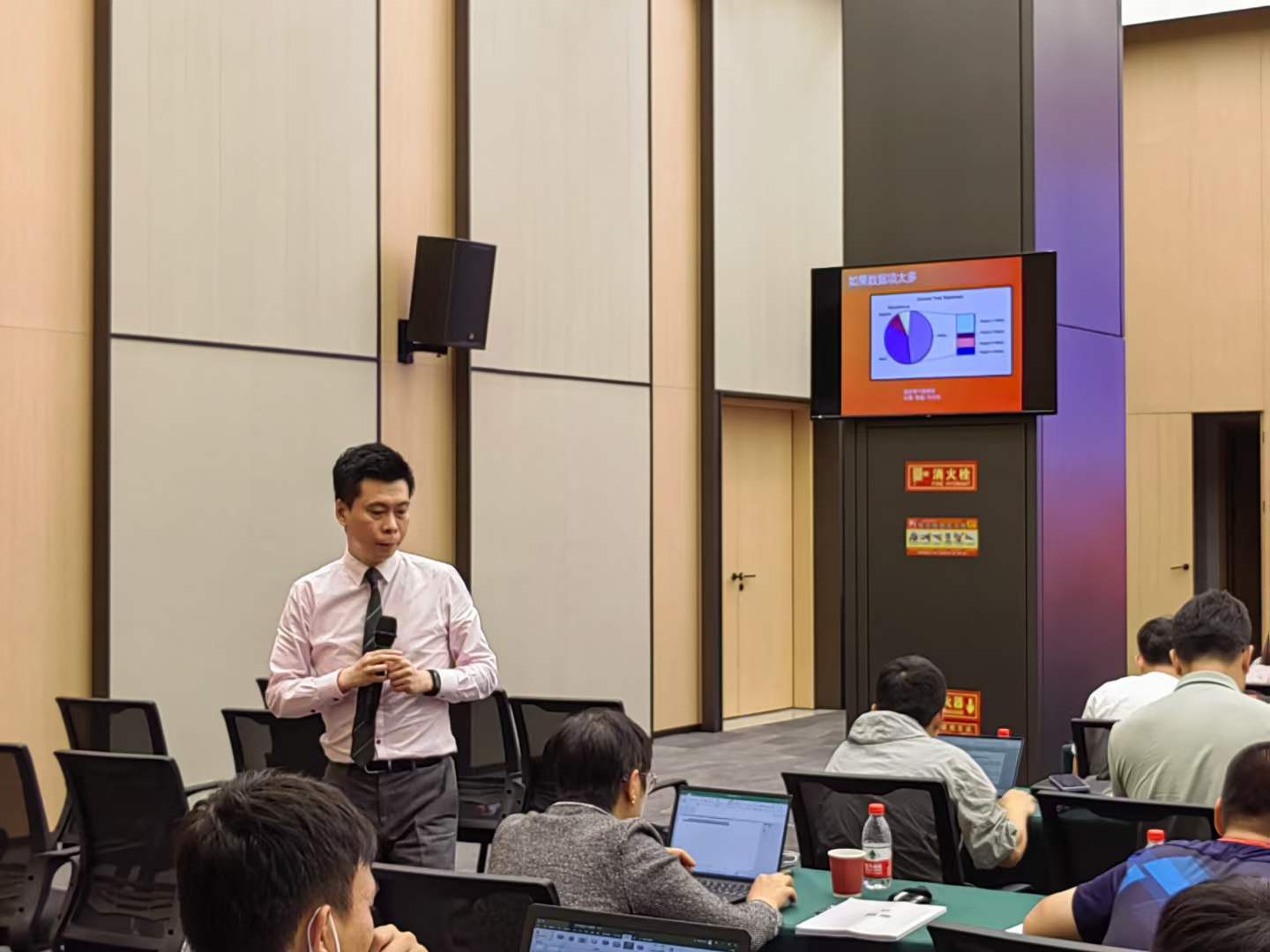 周刚为某国家级实验室讲授《PPT与EXCEL》课程