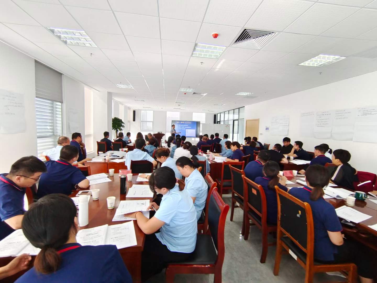 周刚为山东某集团讲授《高品质汇报》课程