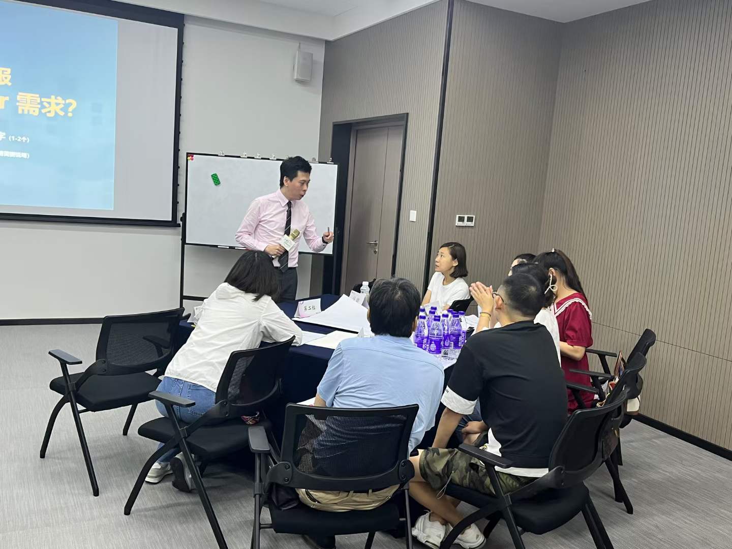 周刚为新华商学院讲《汇报思维与呈现》课程