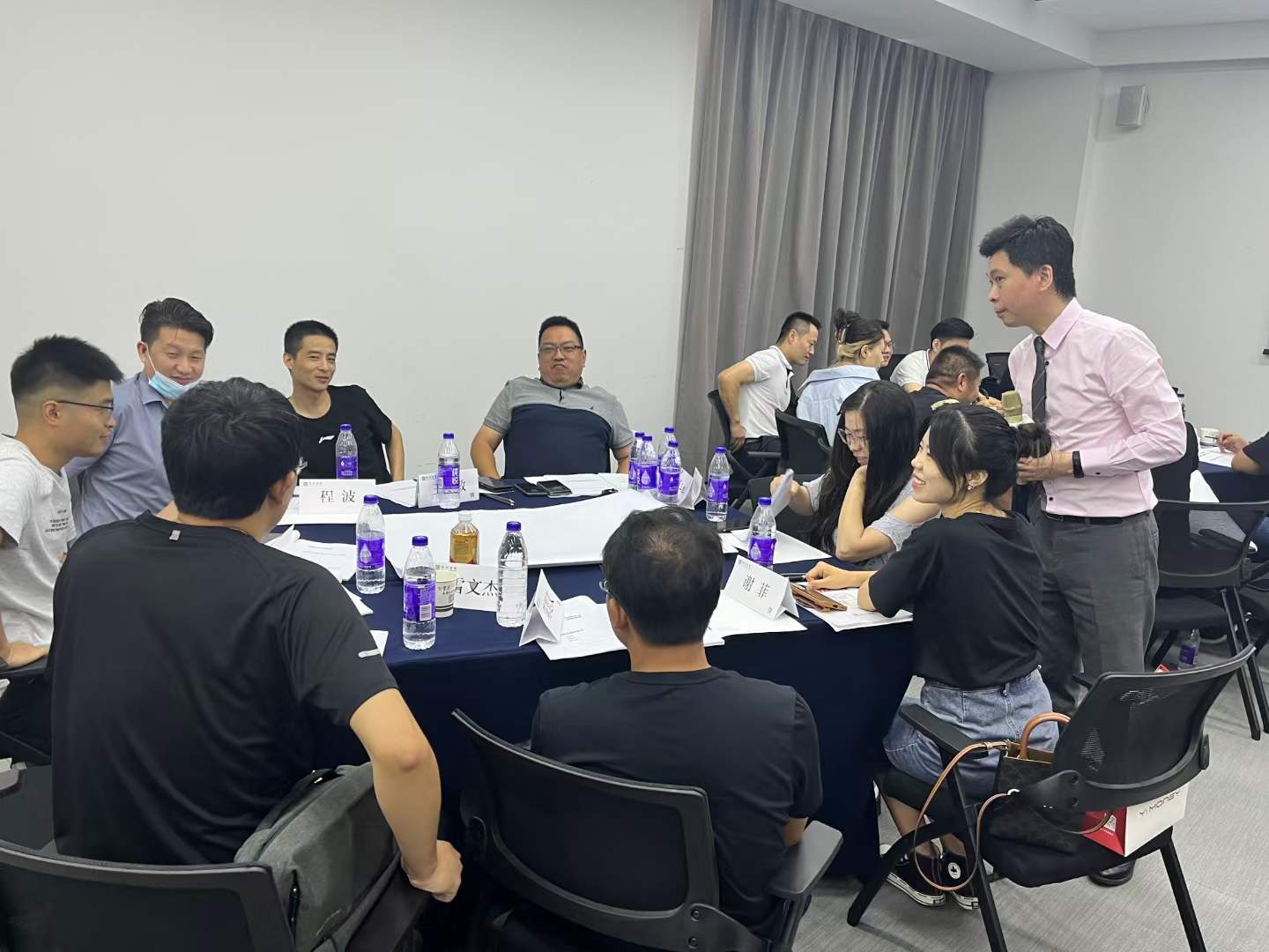 周刚为新华商学院讲《汇报思维与呈现》课程