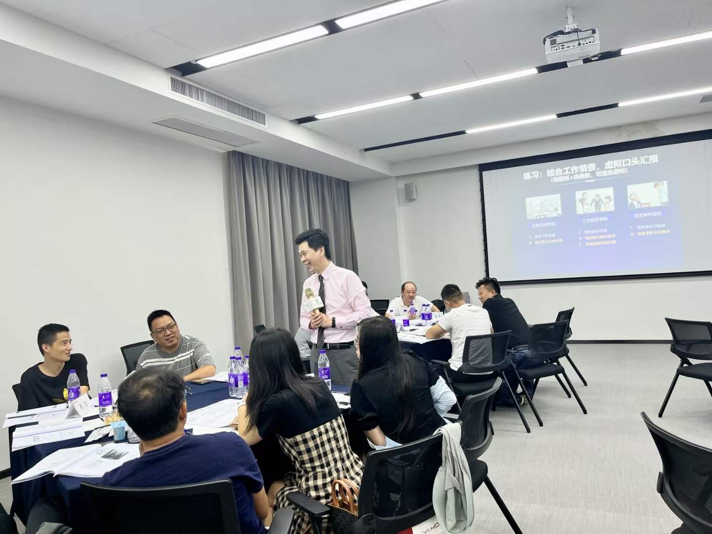 周刚为新华商学院讲《汇报思维与呈现》课程