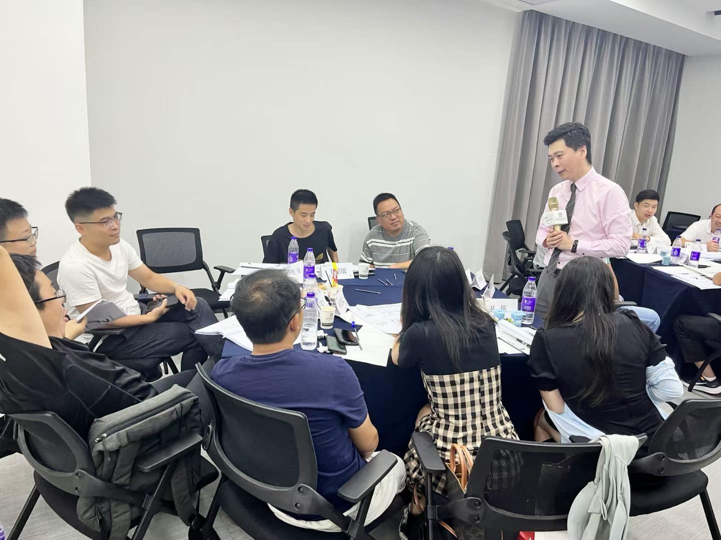 周刚为新华商学院讲《汇报思维与呈现》课程