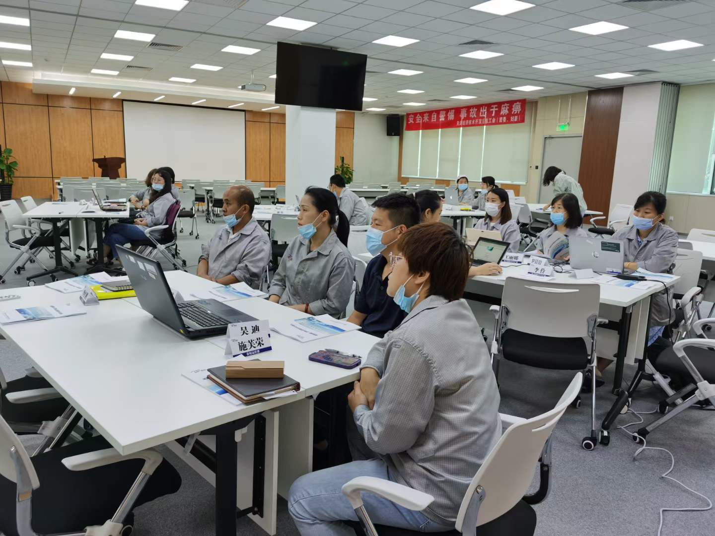 周刚为摩比斯汽车零部件讲授《EXCEL与PPT》课程